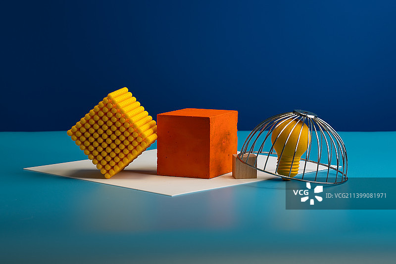 彩色的立方体积木放在蓝色的背景中静物图图片素材