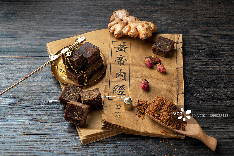 红糖、生姜和医书古籍图片素材