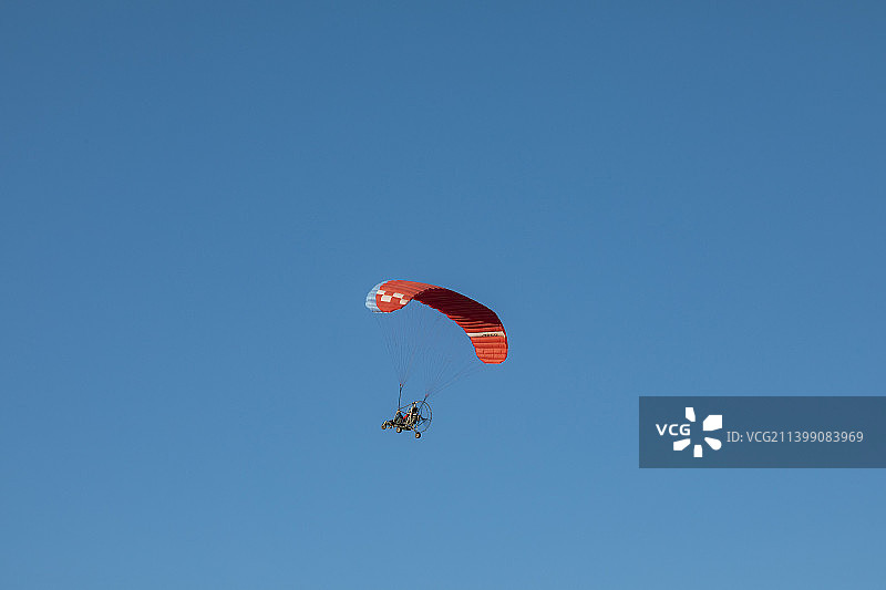 滑翔伞，天空飞行的滑翔机图片素材