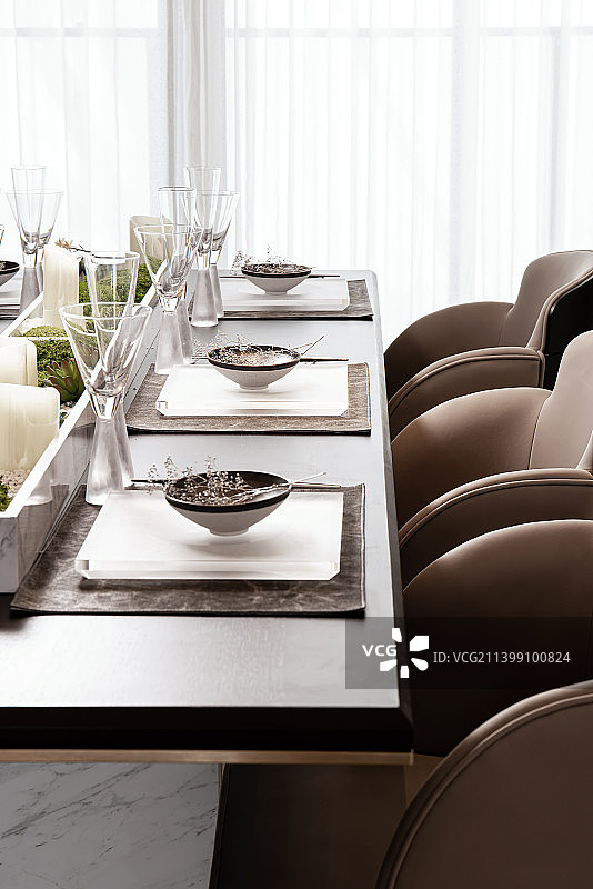 西餐、刀叉、红酒、摆盘、摆台、仪式感、餐桌、餐具、现代生活图片素材