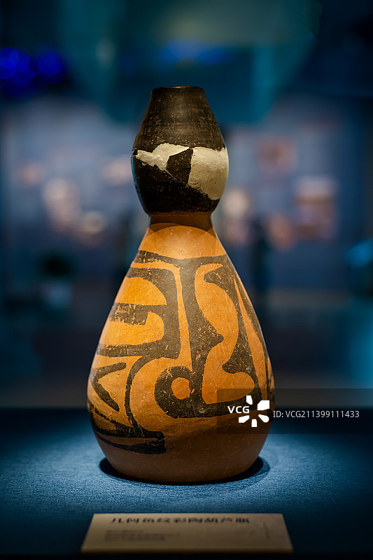 中国陕西西安半坡博物馆几何鱼纹彩陶葫芦瓶图片素材