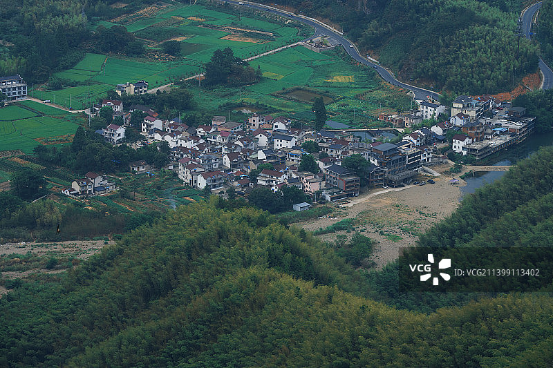 山野下的村庄图片素材