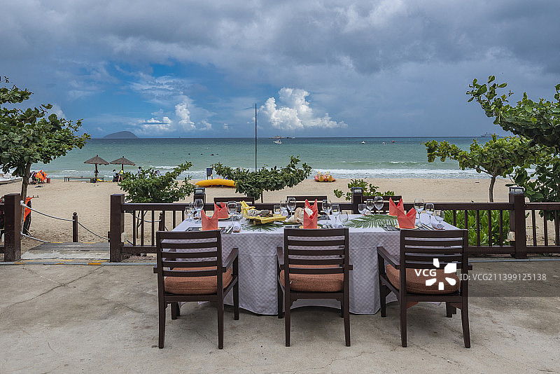 海边餐厅、露天餐厅、沙滩晚宴、沙滩用餐、仪式感、浪漫图片素材