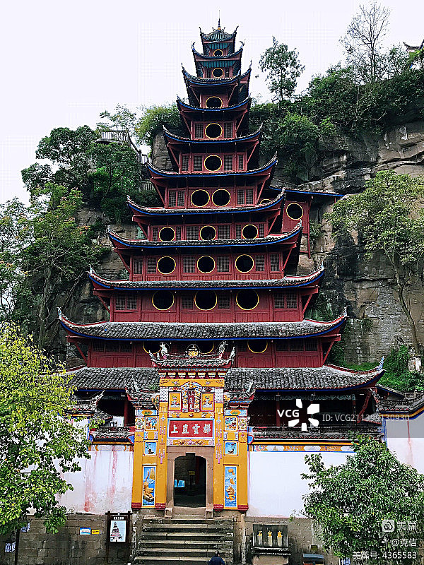 江上明珠：石宝寨位于重庆忠县。地势奇绝，传玉印山为女娲练五彩石补天遗留，形似玉印，后被世人称为江上明图片素材