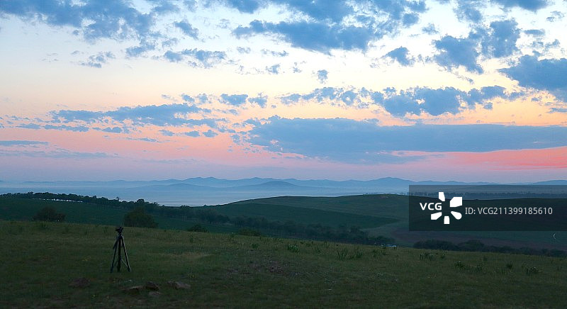 日出时分，坝上天鹅湖图片素材