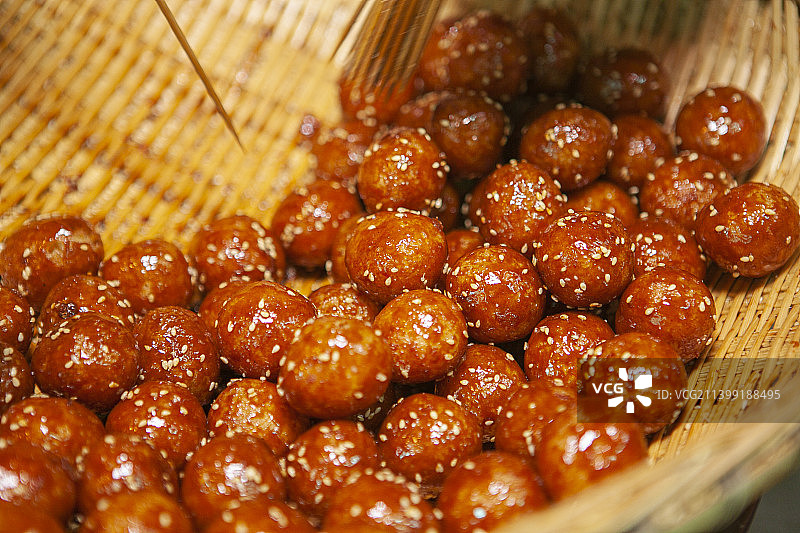 糖油果子，天鹅蛋，麻圆，成都名小吃，传统小吃，小吃，美味，美食，簸箕，中国元素，中华料理，甜食，零食图片素材