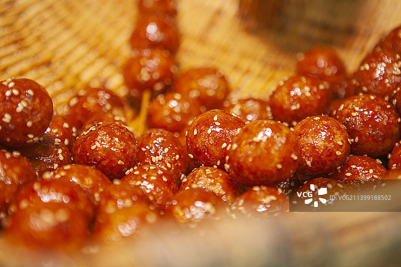 糖油果子，天鹅蛋，麻圆，成都名小吃，传统小吃，小吃，美味，美食，簸箕，中国元素，中华料理，甜食，零食图片素材