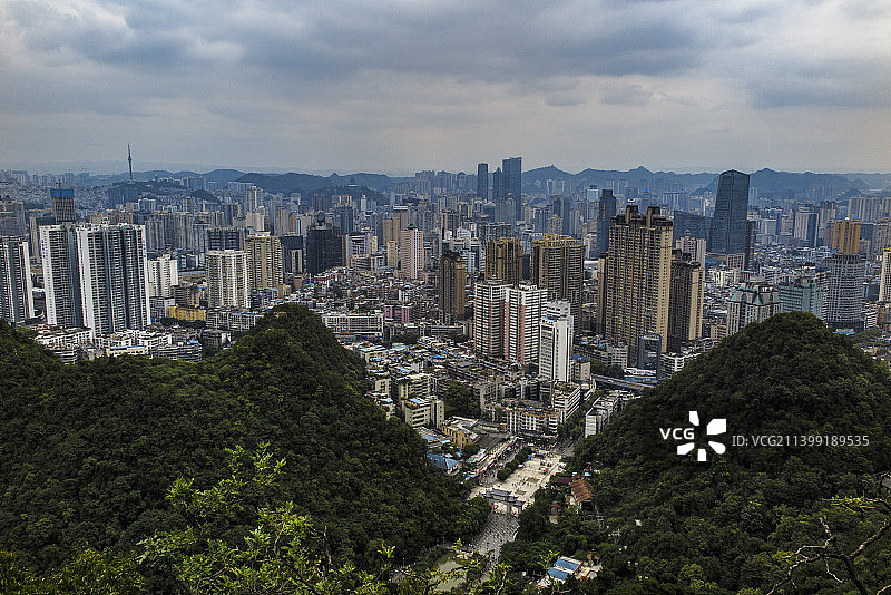 公园与城市，贵阳黔灵山公园与贵阳市城市风光图片素材