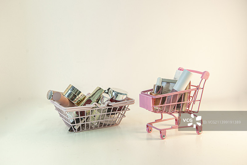 美妆，化妆，彩妆，护肤，化妆品，日化，女人，女人节，购物车，购物篮，小推车，推车，购物，购物节，双十图片素材