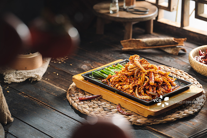 铁板鱿鱼 辣炒鱿鱼 复古中国风 中式美食 川菜 小炒 四川美食 重庆美食 传统川菜图片素材