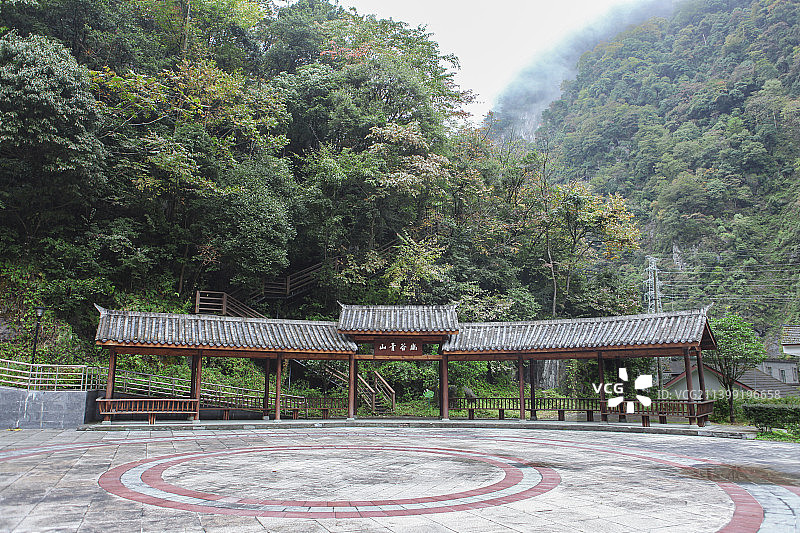 四川省雅安市宝兴县，峰桶寨自然博物馆，幽谷青山，文化长廊，文化广场，中式建筑，中式长廊，休息亭，中式图片素材