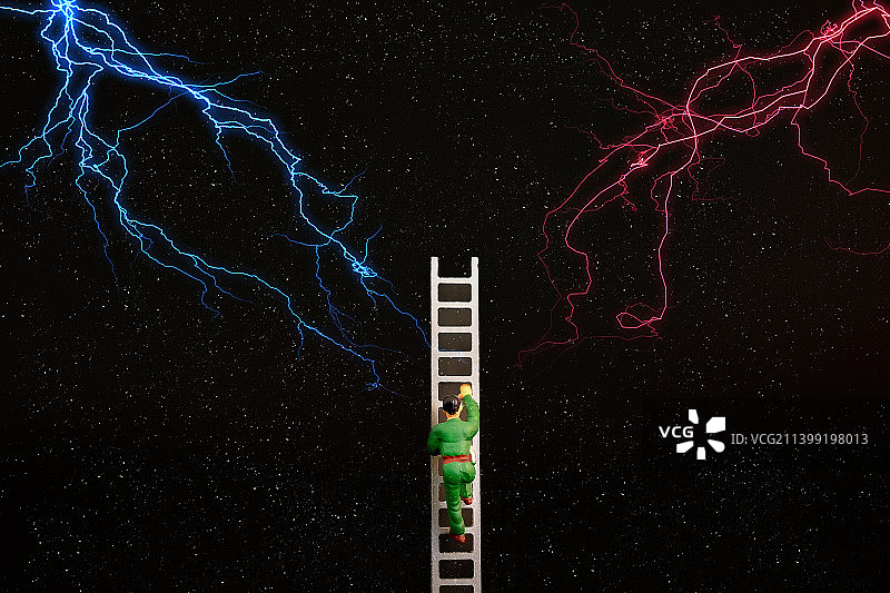 在电闪雷鸣的夜晚往上爬  奋斗 努力 毅力 顽强创意 背景图片素材