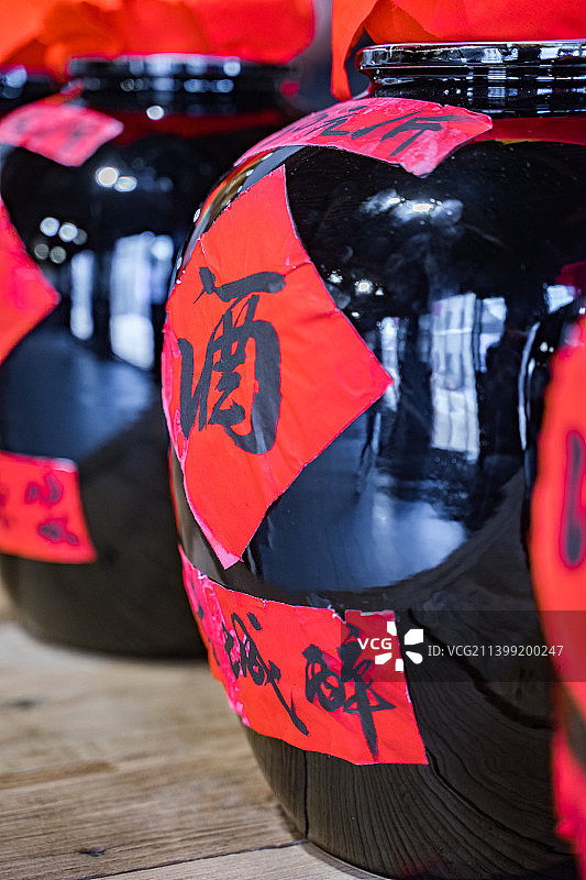 储酒罐红色酒字特写图片素材