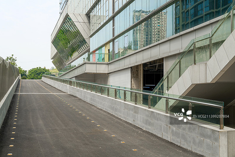 汽车背景广告图，商业中心公路和写字楼图片素材