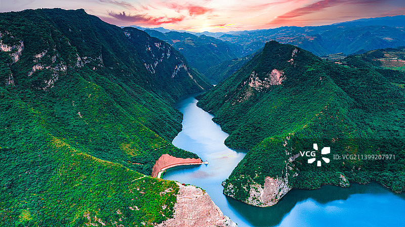 盛夏的磨坝峡水库图片素材