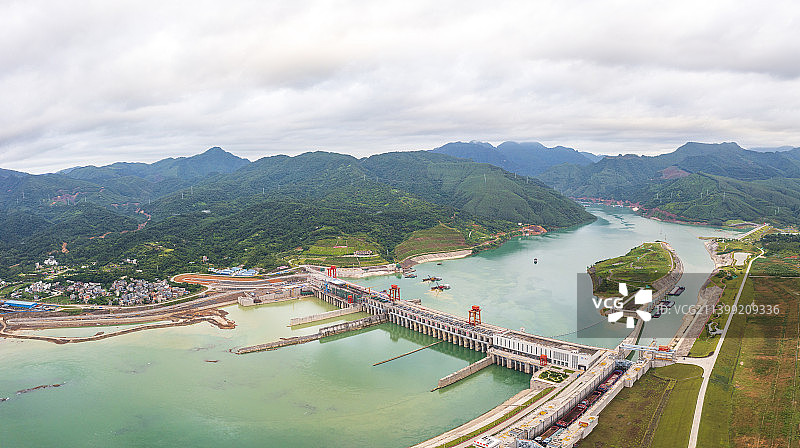 航拍广西桂平大藤峡峡谷水利枢纽图片素材