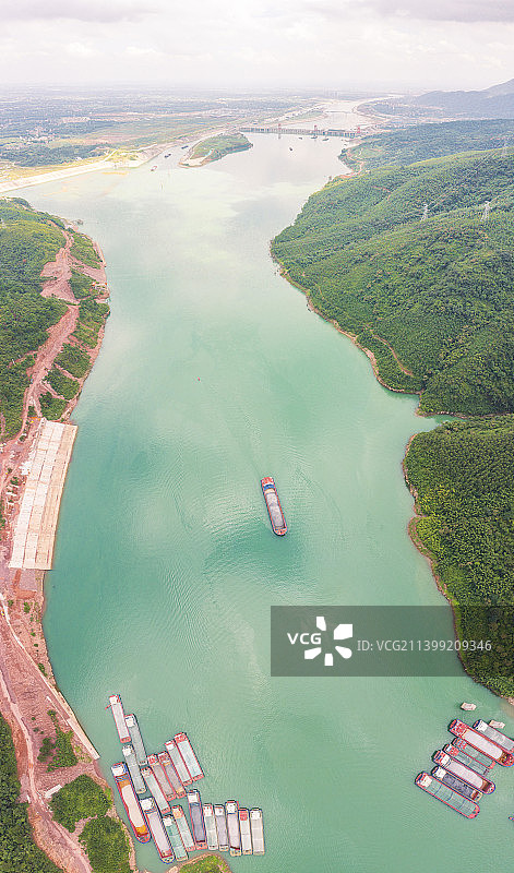 航拍广西桂平大藤峡峡谷水利枢纽图片素材