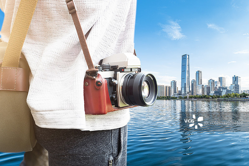 深圳城市公园和背着相机旅游的人图片素材