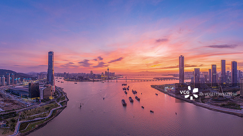航拍珠海十字门中央商务区和澳门半岛全景日出朝霞风光图片素材