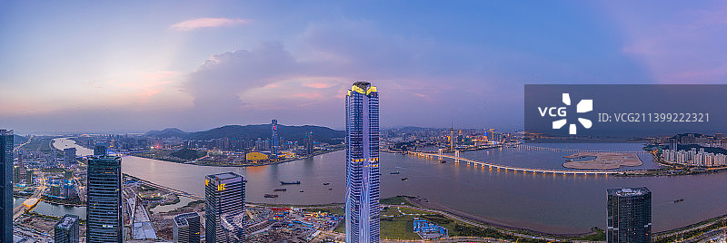 航拍珠海十字门中央商务区和澳门半岛全景夜景图片素材