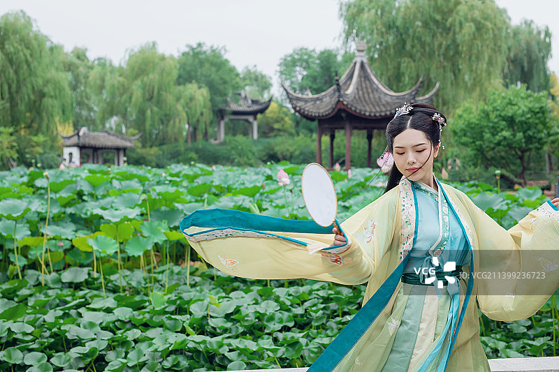 一个古典美人在中式园林中翩翩起舞图片素材
