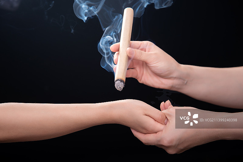 传统中医治疗手法艾灸图片素材