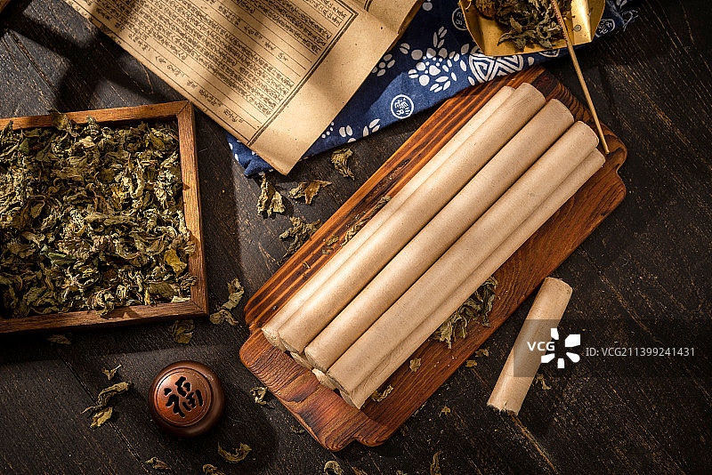 传统中医治疗药材艾灸棒图片素材