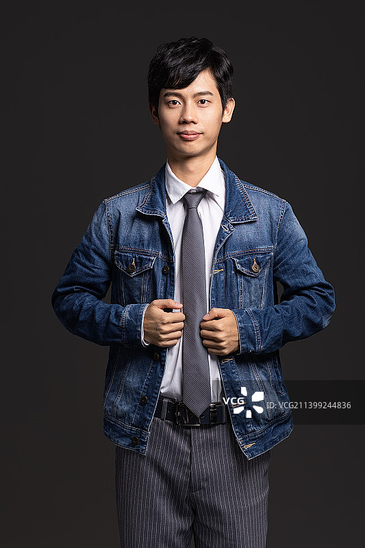 年轻职业男性肖像形象照图片素材