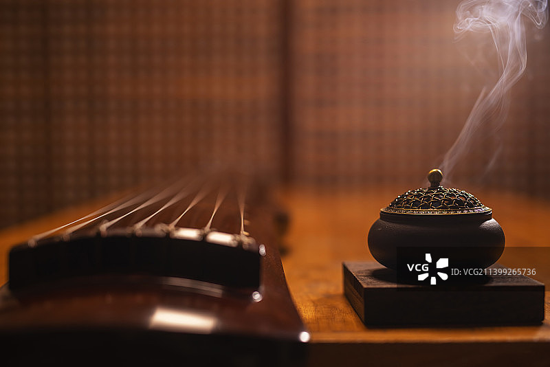 木桌上的古琴和香炉图片素材