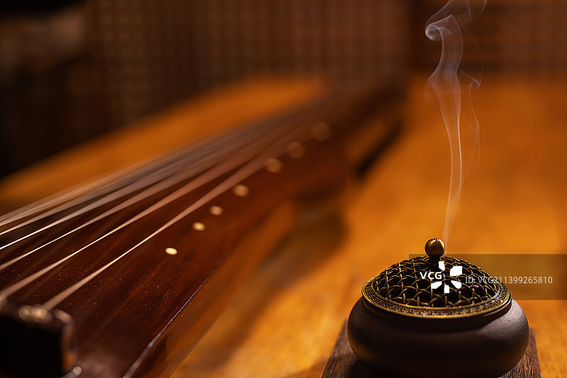 木桌上的古琴和香炉图片素材