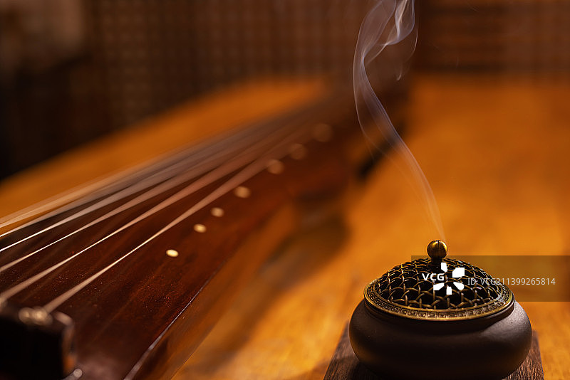 木桌上的古琴和香炉图片素材