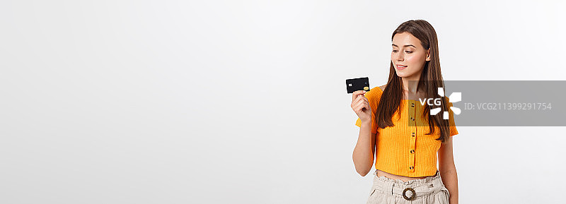 面带微笑的友善自信的女孩展示黑卡图片素材