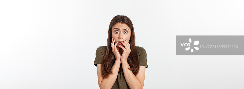 手捧头部的惊讶美女特写图片素材