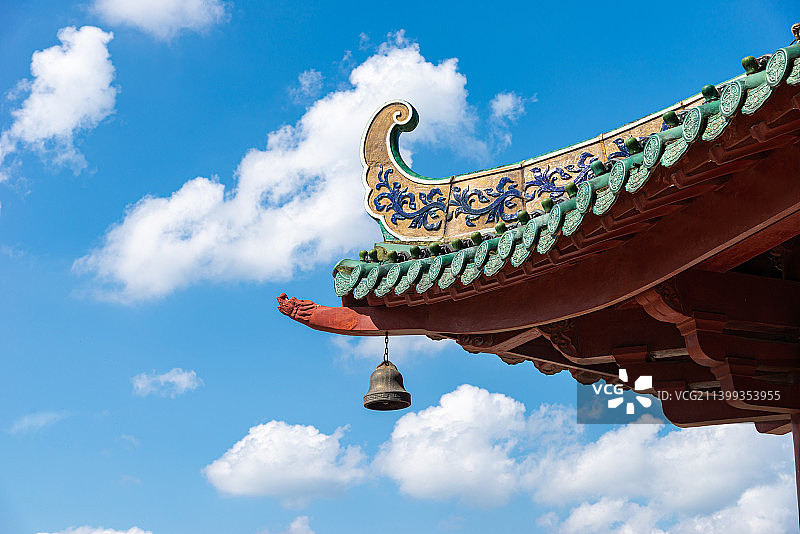 肇庆丽谯楼飞檐翘角特写与蓝天白云城市风光图片素材