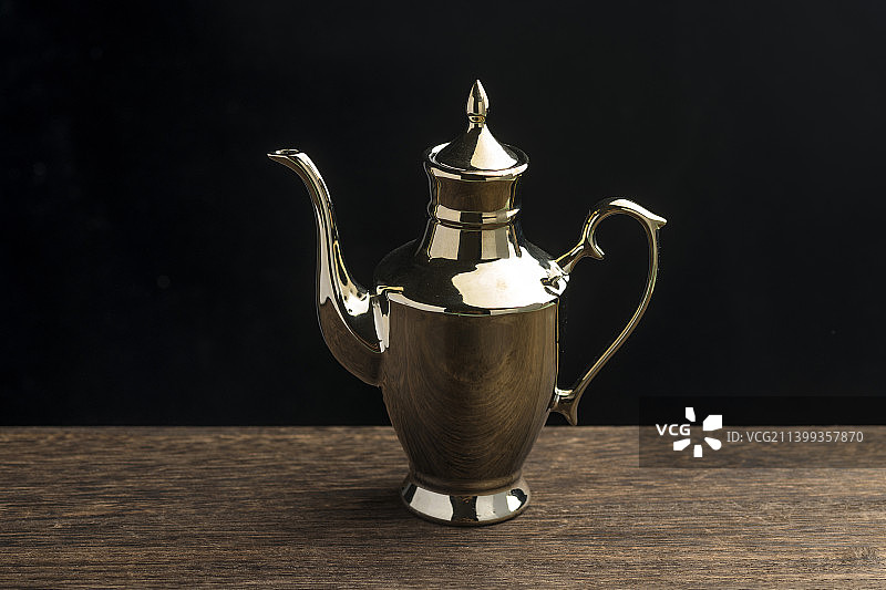 一壶酒酒壶酒杯摆放在木桌面上特写图片素材