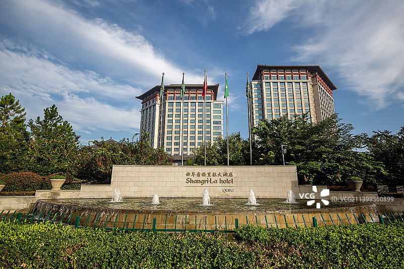 蓝天白云下的山东曲阜：香格里拉大酒店图片素材