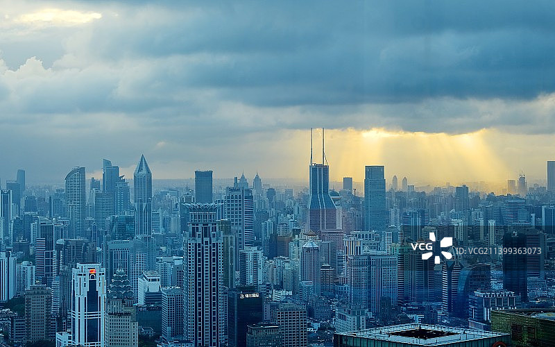 登高眺望夕阳照射下的浦西景色图片素材