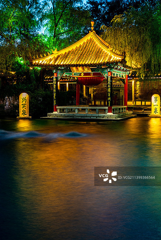 山东济南三大名胜趵突泉公园第一泉三泉竞喷夜景慢门拍摄景观.趵突泉泉水长曝光夜景图片素材