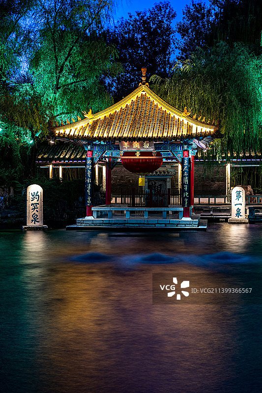 山东济南三大名胜趵突泉公园第一泉三泉竞喷夜景慢门拍摄景观.趵突泉泉水长曝光夜景图片素材