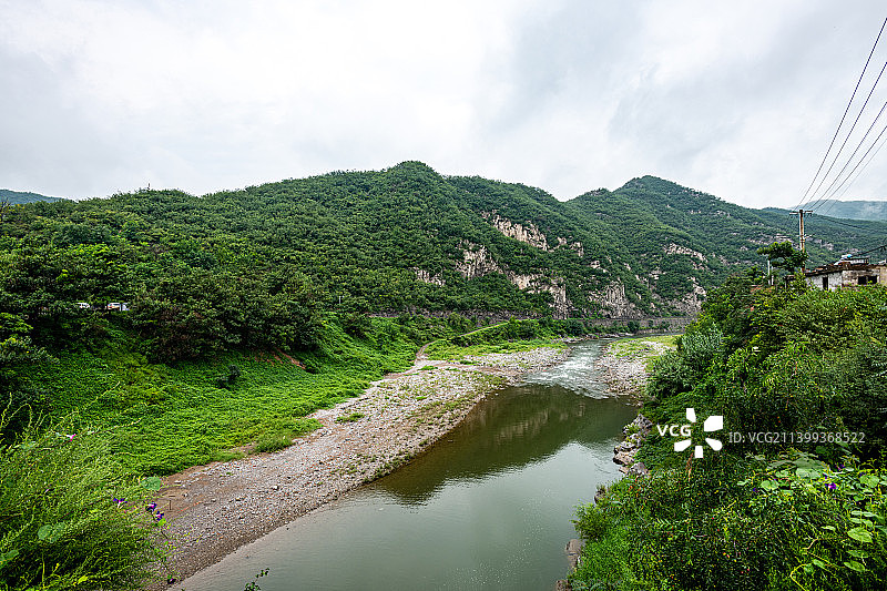 河北石家庄井陉北太行山水自然风光.雨天的石家庄井陉乏驴岭村自然景观图片素材