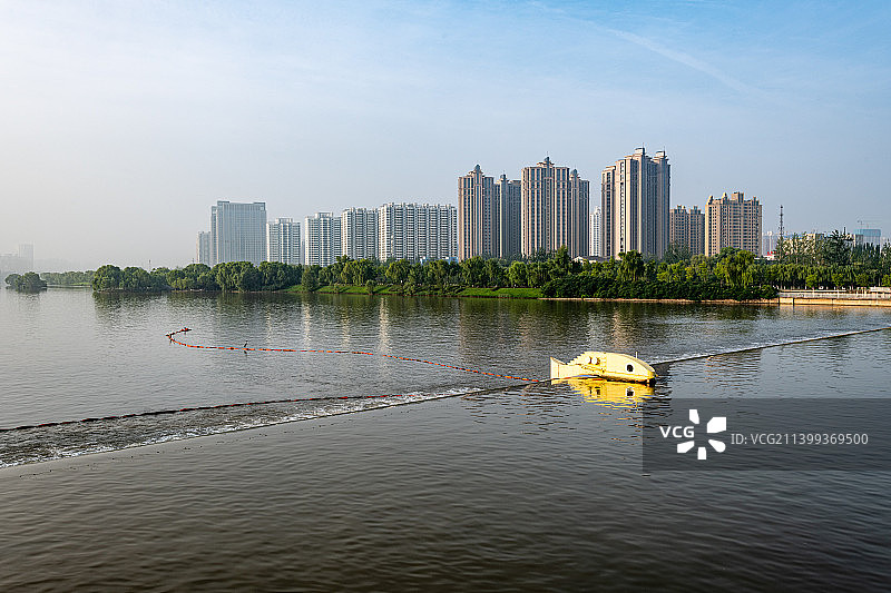 清晨蓝天微云下的山西太原汾河风景区风光.汾河风光带建筑倒影景观图片素材