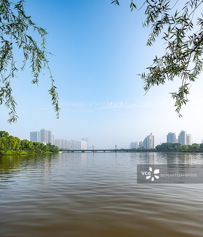 清晨蓝天微云下的山西太原汾河风景区风光.汾河风光带建筑倒影景观图片素材