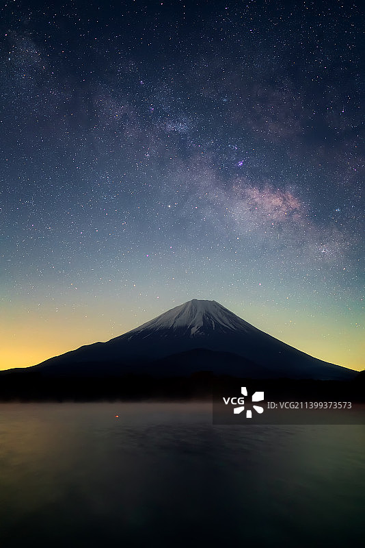 富士五湖的银河图片素材
