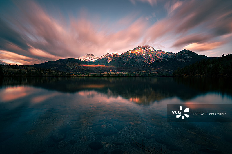 洛基山的金字塔湖日出图片素材