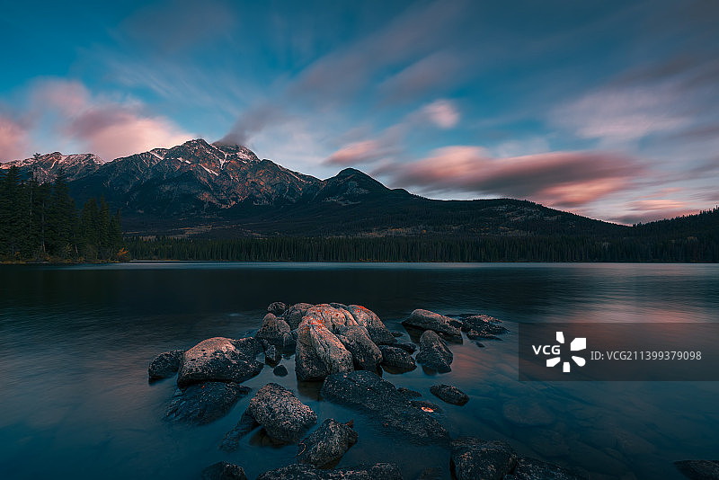 洛基山的金字塔湖日出图片素材