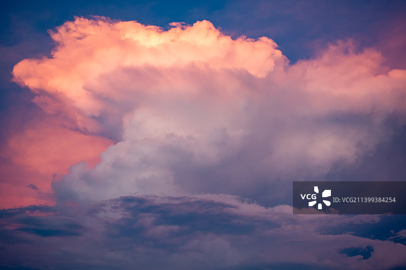 天空巨大的云朵-火烧云图片素材