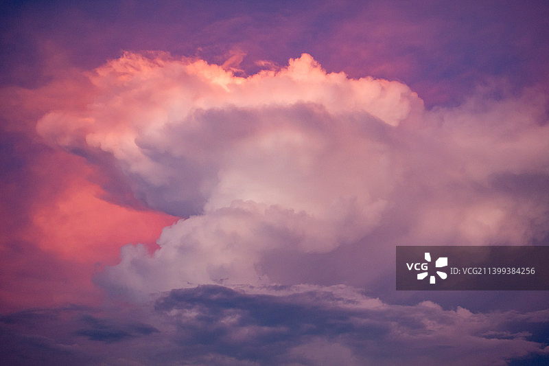 天空巨大的云朵-火烧云图片素材