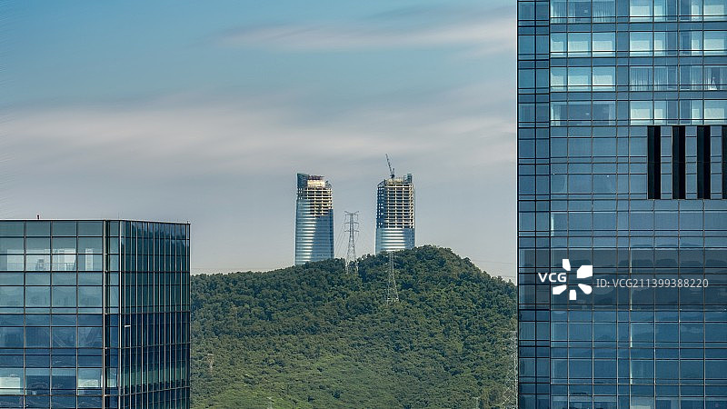 深业上城与在建中的星河双子塔图片素材