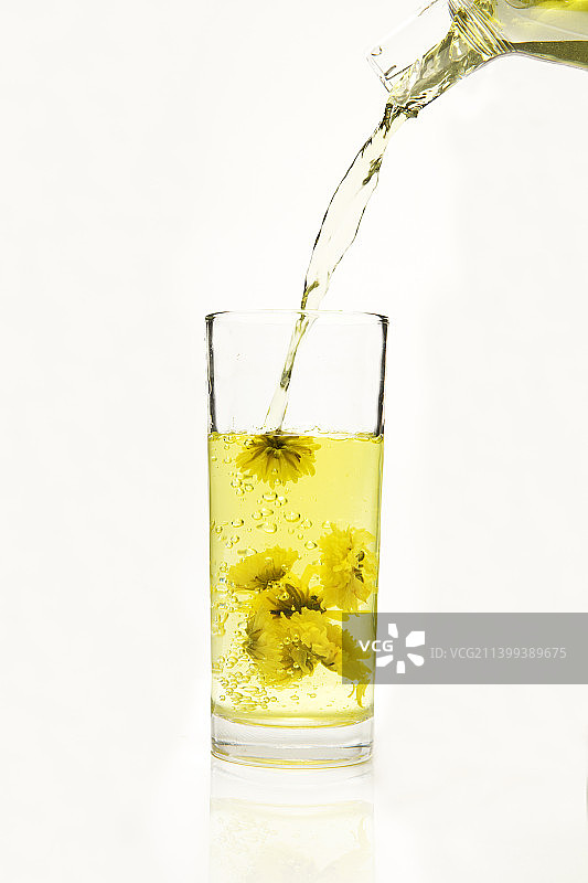 倒水泡茶 好看的菊花茶图片素材