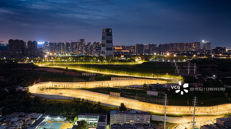 揽月阁上塬路夜景航拍视角图片素材